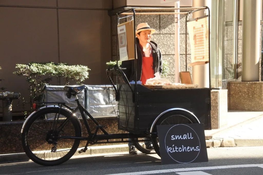 新宿御苑付近 行商スタイルでの販売